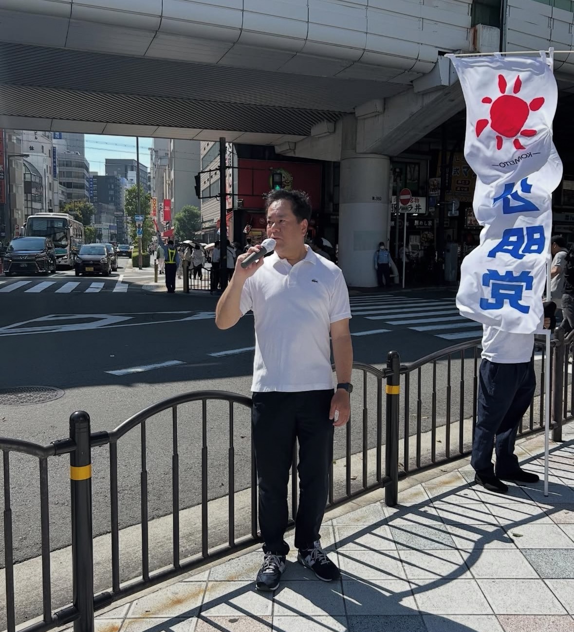 なんばパークス前で街頭演説